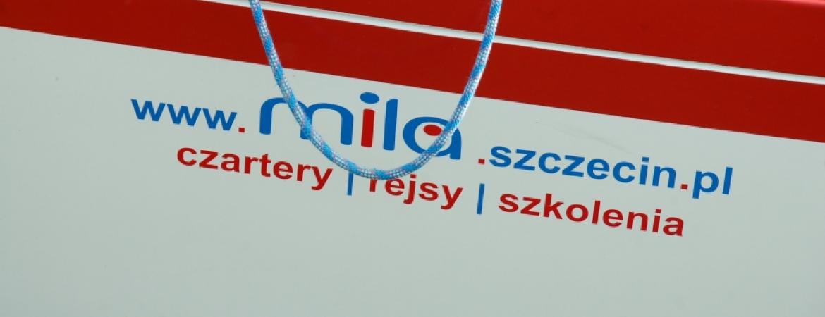 Logo Mili na burcie jachtu