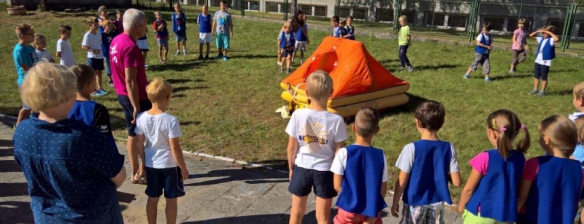 Tratwa ratownicza na szkolnym trawniku
