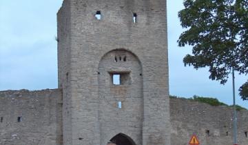Średniowieczne mury w mieście nadmorskim