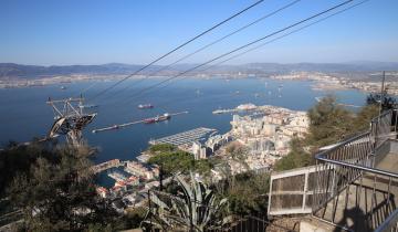 gibraltar-spacer-po-skale-gibraltarskiej-okolice-zakatka-apes-den