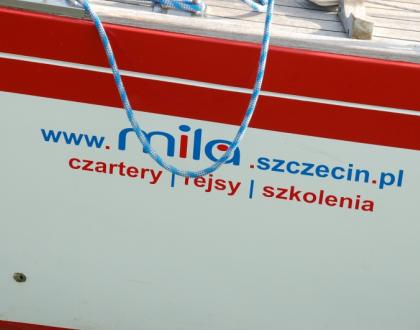 Logo Mili na burcie jachtu